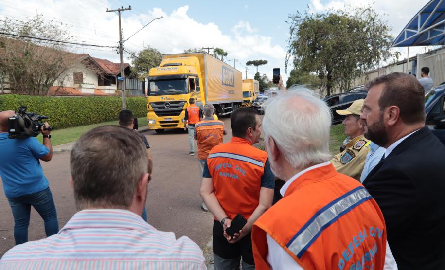 Governador em exercício Darci Piana acompanha a saída dos caminhões que levam as doações para o Rio Grande do Sul.