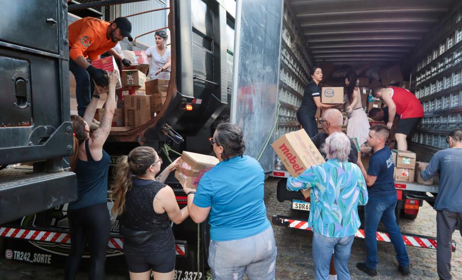 Governador em exercício Darci Piana acompanha a saída dos caminhões que levam as doações para o Rio Grande do Sul.