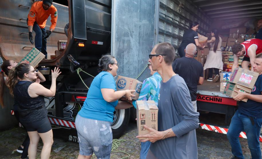 Governador em exercício Darci Piana acompanha a saída dos caminhões que levam as doações para o Rio Grande do Sul.
