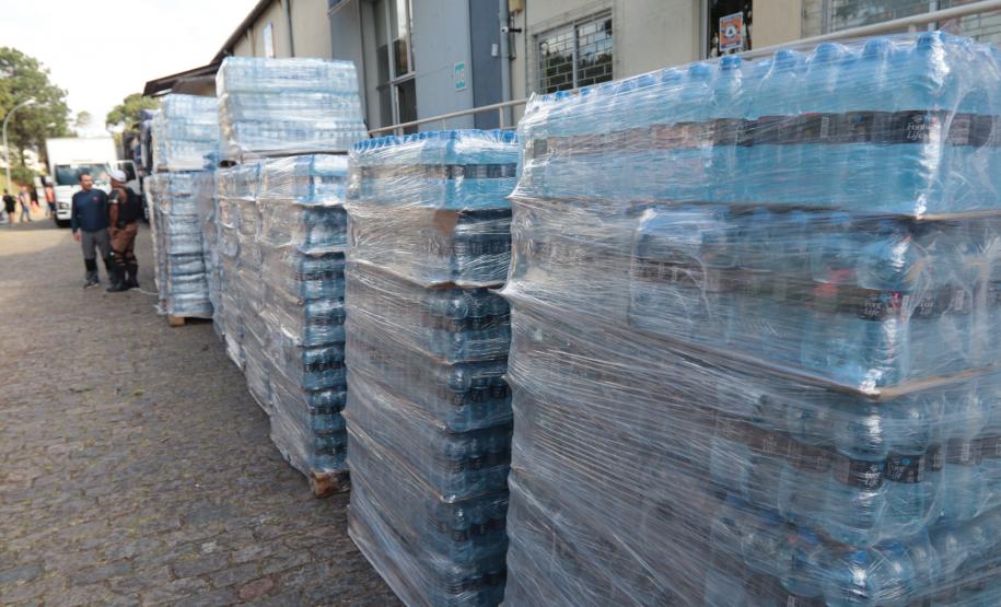 Governador em exercício Darci Piana acompanha a saída dos caminhões que levam as doações para o Rio Grande do Sul.