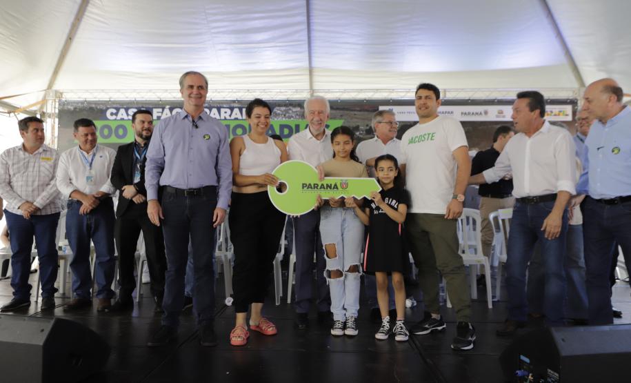O governador em exercício Darci Piana participou nesta sexta-feira (10) da inauguração do Residencial Maragogi, em Maringá. O empreendimento da P3 Engenharia conta com 200 apartamentos, dos quais 138 contaram com aportes do Governo do Estado para subsídio do valor de entrada às famílias compradoras por meio do programa Casa Fácil Paraná