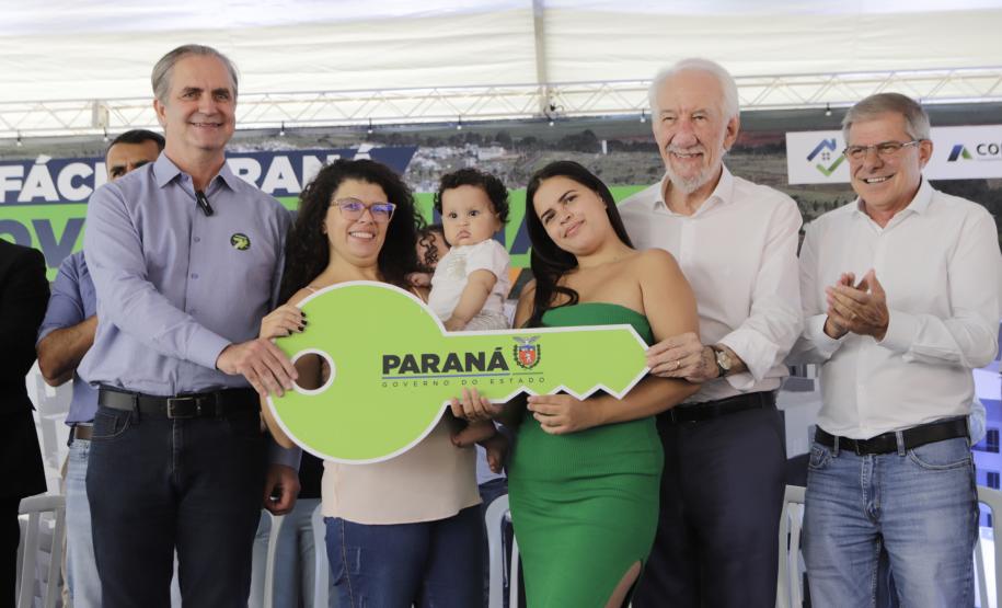 O governador em exercício Darci Piana participou nesta sexta-feira (10) da inauguração do Residencial Maragogi, em Maringá. O empreendimento da P3 Engenharia conta com 200 apartamentos, dos quais 138 contaram com aportes do Governo do Estado para subsídio do valor de entrada às famílias compradoras por meio do programa Casa Fácil Paraná
