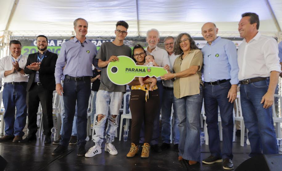 O governador em exercício Darci Piana participou nesta sexta-feira (10) da inauguração do Residencial Maragogi, em Maringá. O empreendimento da P3 Engenharia conta com 200 apartamentos, dos quais 138 contaram com aportes do Governo do Estado para subsídio do valor de entrada às famílias compradoras por meio do programa Casa Fácil Paraná