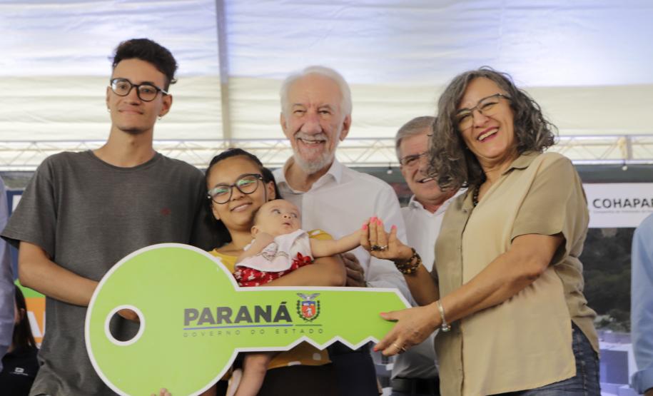 O governador em exercício Darci Piana participou nesta sexta-feira (10) da inauguração do Residencial Maragogi, em Maringá. O empreendimento da P3 Engenharia conta com 200 apartamentos, dos quais 138 contaram com aportes do Governo do Estado para subsídio do valor de entrada às famílias compradoras por meio do programa Casa Fácil Paraná
