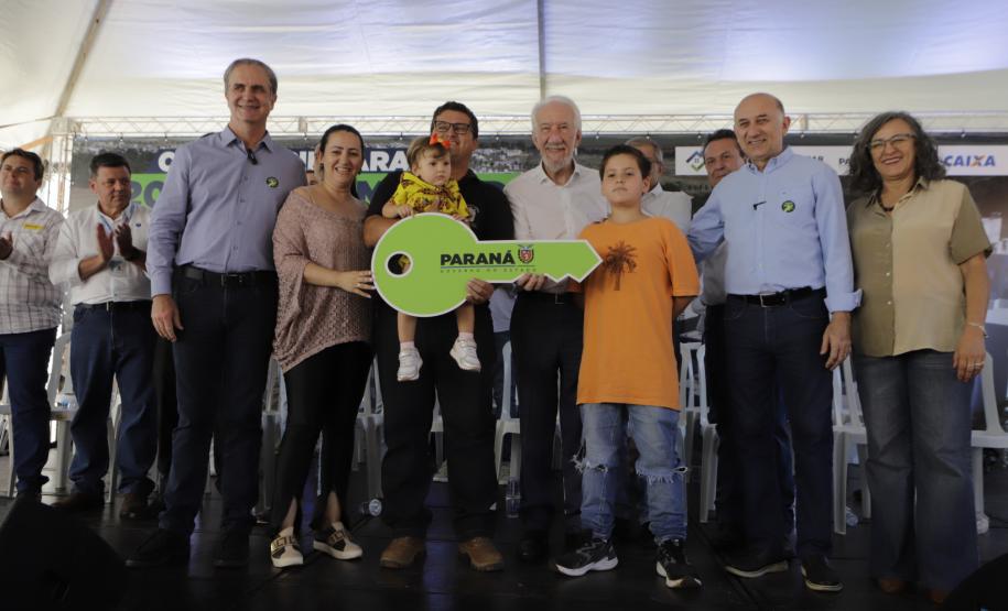 O governador em exercício Darci Piana participou nesta sexta-feira (10) da inauguração do Residencial Maragogi, em Maringá. O empreendimento da P3 Engenharia conta com 200 apartamentos, dos quais 138 contaram com aportes do Governo do Estado para subsídio do valor de entrada às famílias compradoras por meio do programa Casa Fácil Paraná