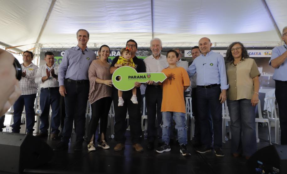 O governador em exercício Darci Piana participou nesta sexta-feira (10) da inauguração do Residencial Maragogi, em Maringá. O empreendimento da P3 Engenharia conta com 200 apartamentos, dos quais 138 contaram com aportes do Governo do Estado para subsídio do valor de entrada às famílias compradoras por meio do programa Casa Fácil Paraná