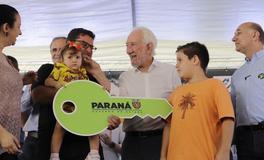 O governador em exercício Darci Piana participou nesta sexta-feira (10) da inauguração do Residencial Maragogi, em Maringá. O empreendimento da P3 Engenharia conta com 200 apartamentos, dos quais 138 contaram com aportes do Governo do Estado para subsídio do valor de entrada às famílias compradoras por meio do programa Casa Fácil Paraná
