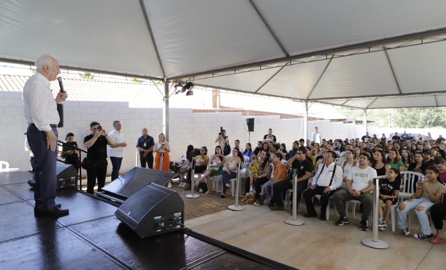 O governador em exercício Darci Piana participou nesta sexta-feira (10) da inauguração do Residencial Maragogi, em Maringá. O empreendimento da P3 Engenharia conta com 200 apartamentos, dos quais 138 contaram com aportes do Governo do Estado para subsídio do valor de entrada às famílias compradoras por meio do programa Casa Fácil Paraná