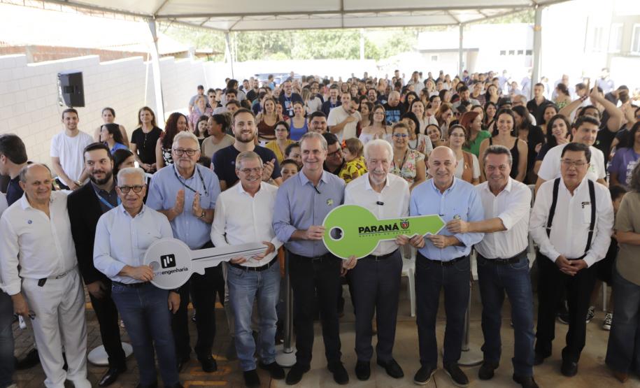 O governador em exercício Darci Piana participou nesta sexta-feira (10) da inauguração do Residencial Maragogi, em Maringá. O empreendimento da P3 Engenharia conta com 200 apartamentos, dos quais 138 contaram com aportes do Governo do Estado para subsídio do valor de entrada às famílias compradoras por meio do programa Casa Fácil Paraná