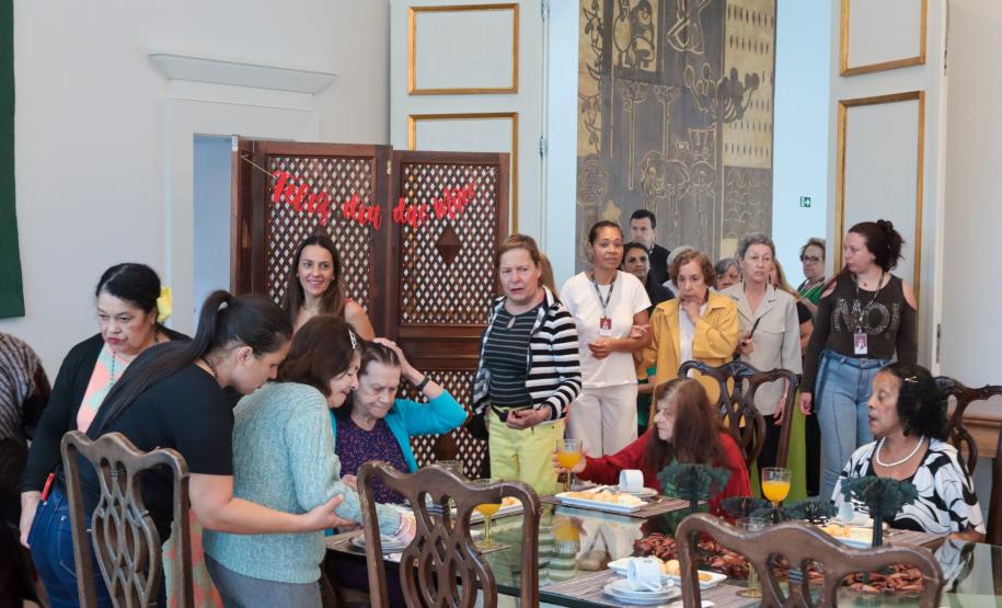 Um grupo de senhoras assistidas pelo Asilo São Vicente de Paulo, do bairro Juvevê, em Curitiba, foi homenageado nesta segunda-feira (13) no Palácio Iguaçu pelo Dia das Mães, comemorado no último domingo (12).