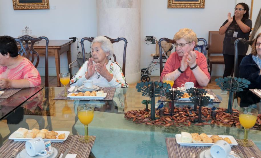 Um grupo de senhoras assistidas pelo Asilo São Vicente de Paulo, do bairro Juvevê, em Curitiba, foi homenageado nesta segunda-feira (13) no Palácio Iguaçu pelo Dia das Mães, comemorado no último domingo (12).