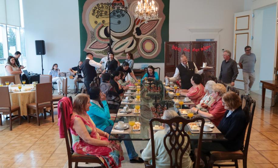 Um grupo de senhoras assistidas pelo Asilo São Vicente de Paulo, do bairro Juvevê, em Curitiba, foi homenageado nesta segunda-feira (13) no Palácio Iguaçu pelo Dia das Mães, comemorado no último domingo (12).