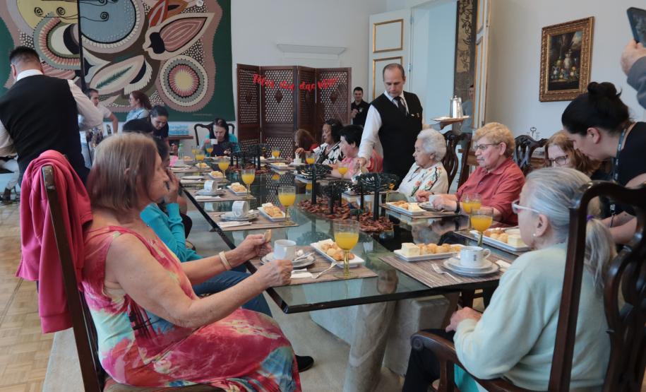 Um grupo de senhoras assistidas pelo Asilo São Vicente de Paulo, do bairro Juvevê, em Curitiba, foi homenageado nesta segunda-feira (13) no Palácio Iguaçu pelo Dia das Mães, comemorado no último domingo (12).