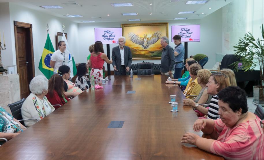 Um grupo de senhoras assistidas pelo Asilo São Vicente de Paulo, do bairro Juvevê, em Curitiba, foi homenageado nesta segunda-feira (13) no Palácio Iguaçu pelo Dia das Mães, comemorado no último domingo (12).