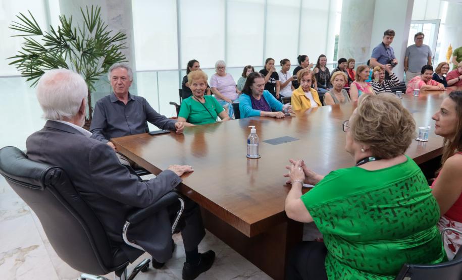 Um grupo de senhoras assistidas pelo Asilo São Vicente de Paulo, do bairro Juvevê, em Curitiba, foi homenageado nesta segunda-feira (13) no Palácio Iguaçu pelo Dia das Mães, comemorado no último domingo (12).