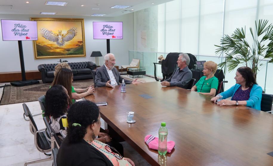Um grupo de senhoras assistidas pelo Asilo São Vicente de Paulo, do bairro Juvevê, em Curitiba, foi homenageado nesta segunda-feira (13) no Palácio Iguaçu pelo Dia das Mães, comemorado no último domingo (12).