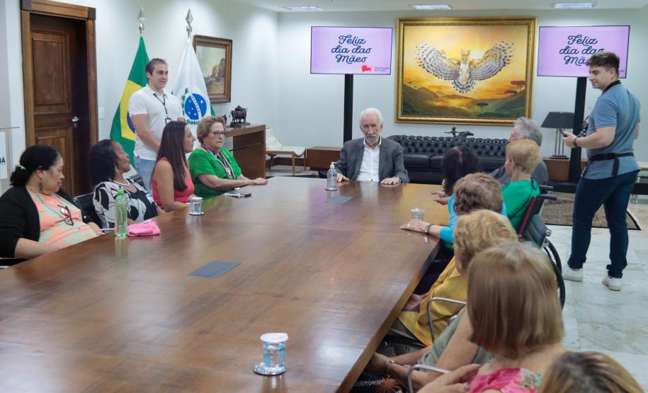 Um grupo de senhoras assistidas pelo Asilo São Vicente de Paulo, do bairro Juvevê, em Curitiba, foi homenageado nesta segunda-feira (13) no Palácio Iguaçu pelo Dia das Mães, comemorado no último domingo (12).