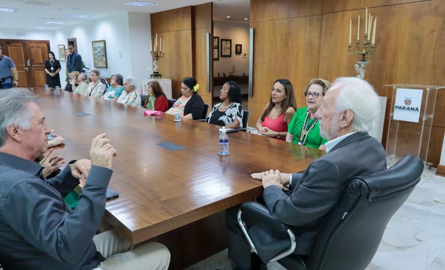 Um grupo de senhoras assistidas pelo Asilo São Vicente de Paulo, do bairro Juvevê, em Curitiba, foi homenageado nesta segunda-feira (13) no Palácio Iguaçu pelo Dia das Mães, comemorado no último domingo (12).