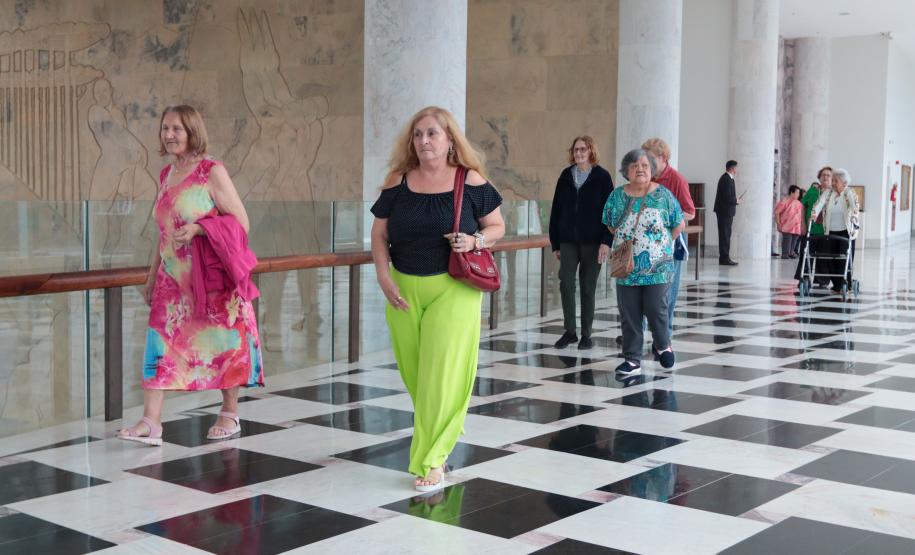 Um grupo de senhoras assistidas pelo Asilo São Vicente de Paulo, do bairro Juvevê, em Curitiba, foi homenageado nesta segunda-feira (13) no Palácio Iguaçu pelo Dia das Mães, comemorado no último domingo (12).