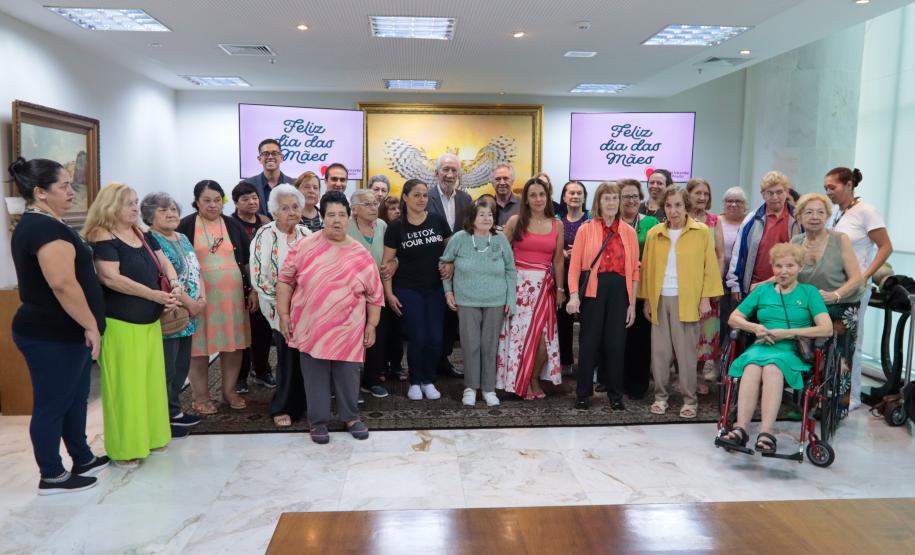 Um grupo de senhoras assistidas pelo Asilo São Vicente de Paulo, do bairro Juvevê, em Curitiba, foi homenageado nesta segunda-feira (13) no Palácio Iguaçu pelo Dia das Mães, comemorado no último domingo (12).