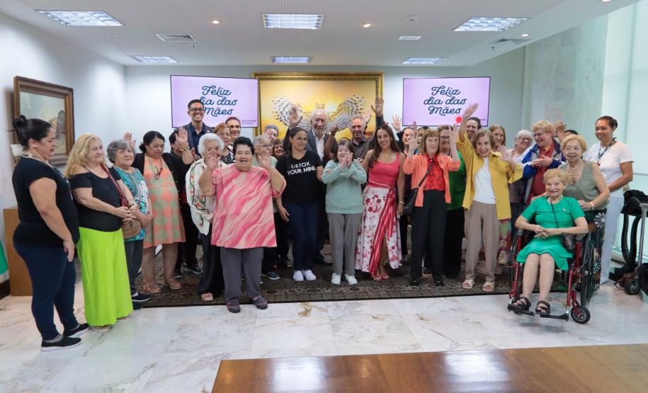 Um grupo de senhoras assistidas pelo Asilo São Vicente de Paulo, do bairro Juvevê, em Curitiba, foi homenageado nesta segunda-feira (13) no Palácio Iguaçu pelo Dia das Mães, comemorado no último domingo (12).