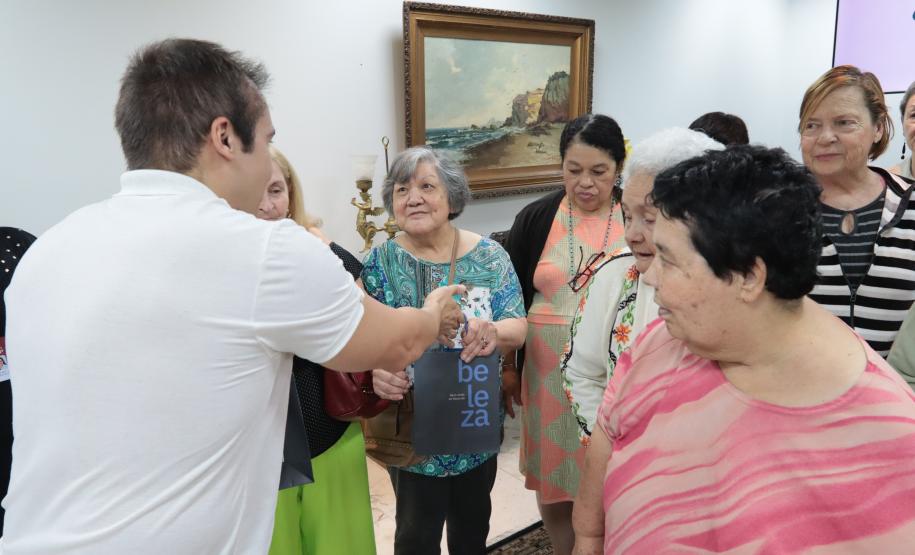 Um grupo de senhoras assistidas pelo Asilo São Vicente de Paulo, do bairro Juvevê, em Curitiba, foi homenageado nesta segunda-feira (13) no Palácio Iguaçu pelo Dia das Mães, comemorado no último domingo (12).