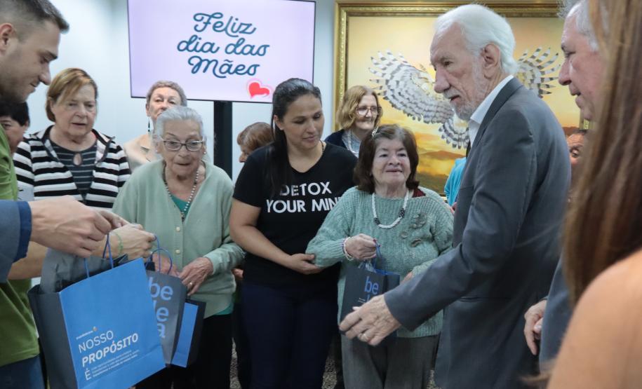 Um grupo de senhoras assistidas pelo Asilo São Vicente de Paulo, do bairro Juvevê, em Curitiba, foi homenageado nesta segunda-feira (13) no Palácio Iguaçu pelo Dia das Mães, comemorado no último domingo (12).