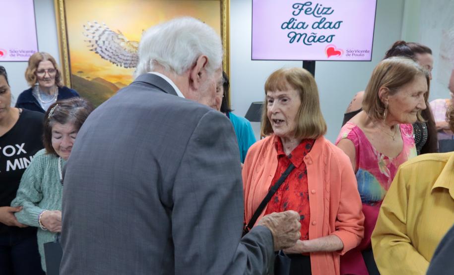 Um grupo de senhoras assistidas pelo Asilo São Vicente de Paulo, do bairro Juvevê, em Curitiba, foi homenageado nesta segunda-feira (13) no Palácio Iguaçu pelo Dia das Mães, comemorado no último domingo (12).