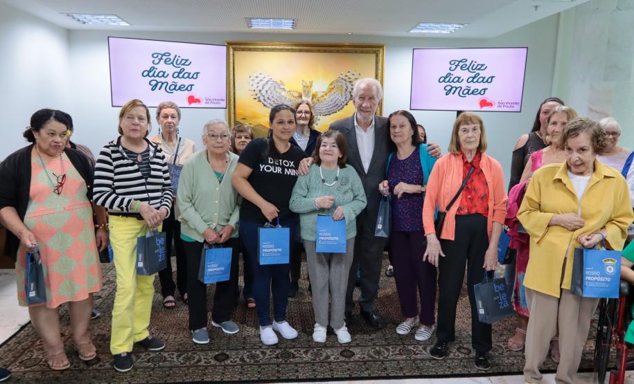 Um grupo de senhoras assistidas pelo Asilo São Vicente de Paulo, do bairro Juvevê, em Curitiba, foi homenageado nesta segunda-feira (13) no Palácio Iguaçu pelo Dia das Mães, comemorado no último domingo (12).