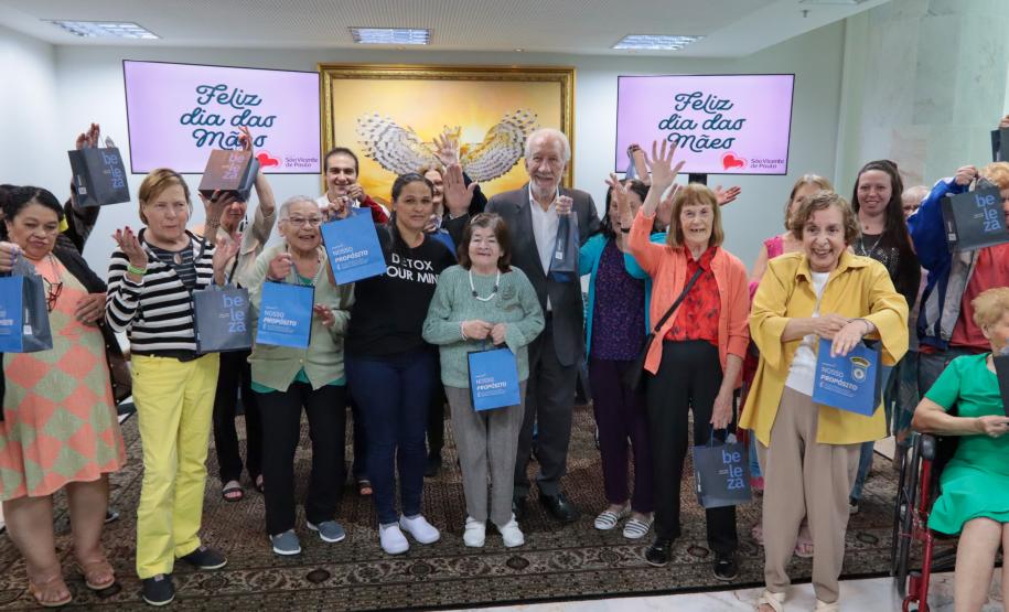 Um grupo de senhoras assistidas pelo Asilo São Vicente de Paulo, do bairro Juvevê, em Curitiba, foi homenageado nesta segunda-feira (13) no Palácio Iguaçu pelo Dia das Mães, comemorado no último domingo (12).