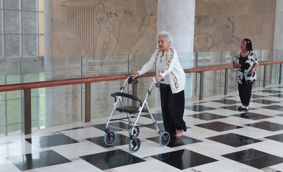 Um grupo de senhoras assistidas pelo Asilo São Vicente de Paulo, do bairro Juvevê, em Curitiba, foi homenageado nesta segunda-feira (13) no Palácio Iguaçu pelo Dia das Mães, comemorado no último domingo (12).