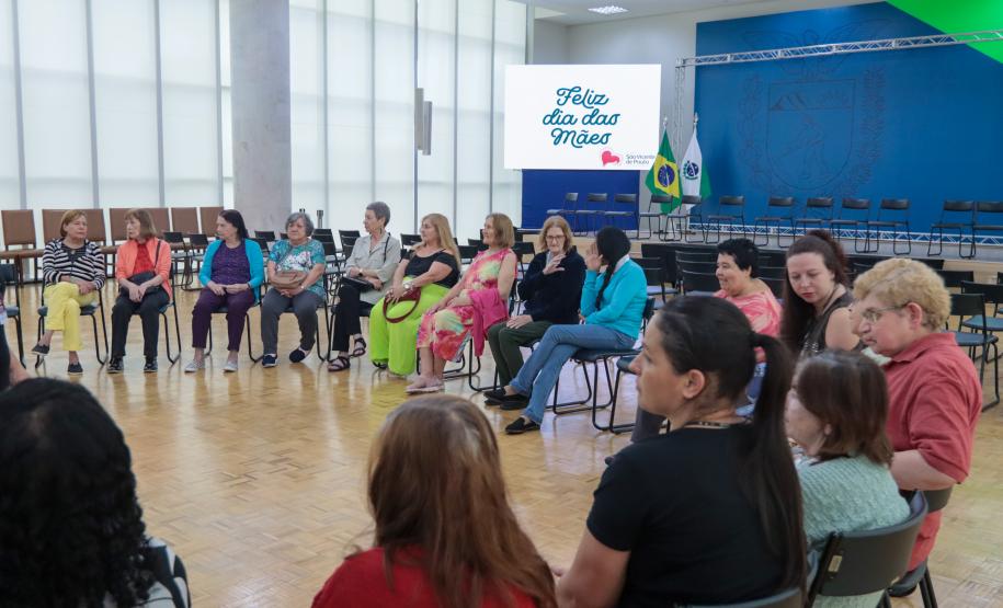 Um grupo de senhoras assistidas pelo Asilo São Vicente de Paulo, do bairro Juvevê, em Curitiba, foi homenageado nesta segunda-feira (13) no Palácio Iguaçu pelo Dia das Mães, comemorado no último domingo (12).