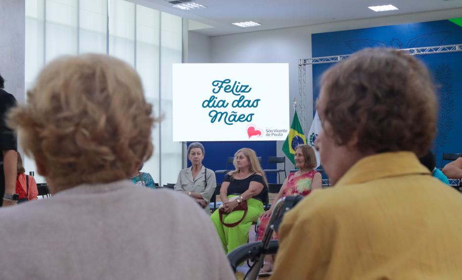 Um grupo de senhoras assistidas pelo Asilo São Vicente de Paulo, do bairro Juvevê, em Curitiba, foi homenageado nesta segunda-feira (13) no Palácio Iguaçu pelo Dia das Mães, comemorado no último domingo (12).