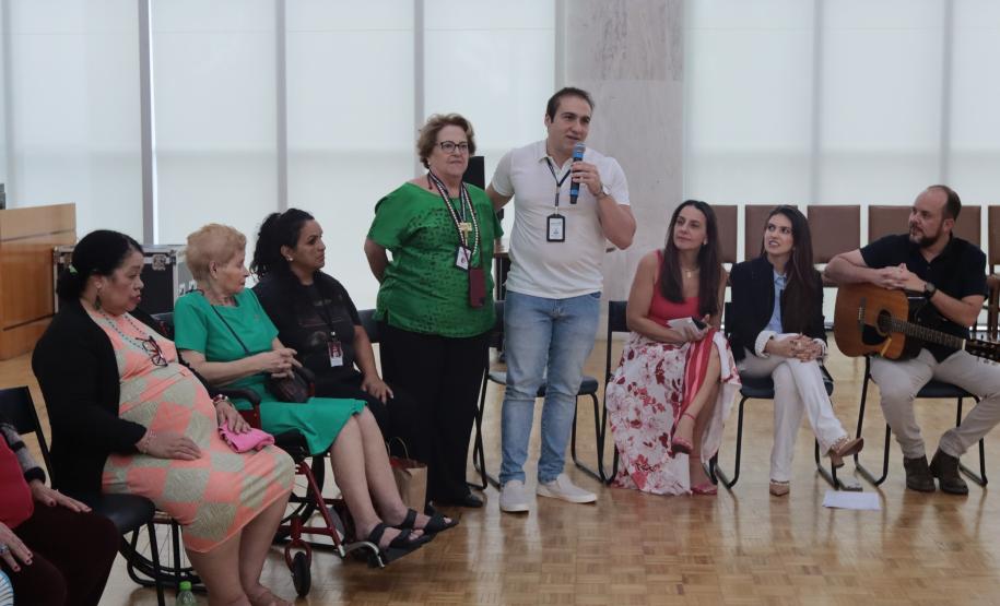 Um grupo de senhoras assistidas pelo Asilo São Vicente de Paulo, do bairro Juvevê, em Curitiba, foi homenageado nesta segunda-feira (13) no Palácio Iguaçu pelo Dia das Mães, comemorado no último domingo (12).