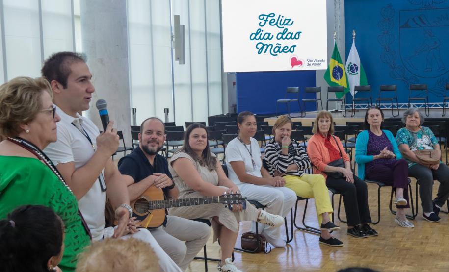 Um grupo de senhoras assistidas pelo Asilo São Vicente de Paulo, do bairro Juvevê, em Curitiba, foi homenageado nesta segunda-feira (13) no Palácio Iguaçu pelo Dia das Mães, comemorado no último domingo (12).