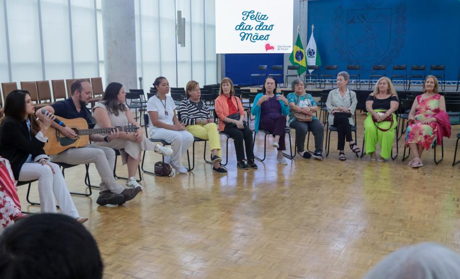 Um grupo de senhoras assistidas pelo Asilo São Vicente de Paulo, do bairro Juvevê, em Curitiba, foi homenageado nesta segunda-feira (13) no Palácio Iguaçu pelo Dia das Mães, comemorado no último domingo (12).