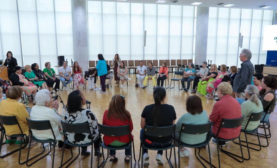 Um grupo de senhoras assistidas pelo Asilo São Vicente de Paulo, do bairro Juvevê, em Curitiba, foi homenageado nesta segunda-feira (13) no Palácio Iguaçu pelo Dia das Mães, comemorado no último domingo (12).