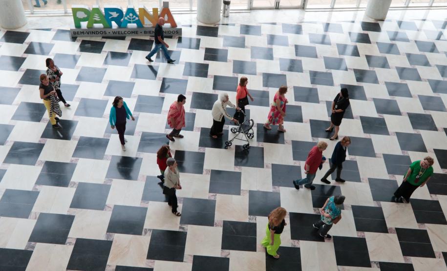 Um grupo de senhoras assistidas pelo Asilo São Vicente de Paulo, do bairro Juvevê, em Curitiba, foi homenageado nesta segunda-feira (13) no Palácio Iguaçu pelo Dia das Mães, comemorado no último domingo (12).