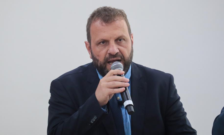 O governador em exercício Darci Piana assina nesta terca-feira (14), repasse de R$ 20.588.583,90 do Fundo Estadual para Infância e Adolescência - FIA/PR para 259 Organizações da Sociedade Civil. Na foto, Rogério Carboni - Secretário do Desenvolvimento Social e Família.