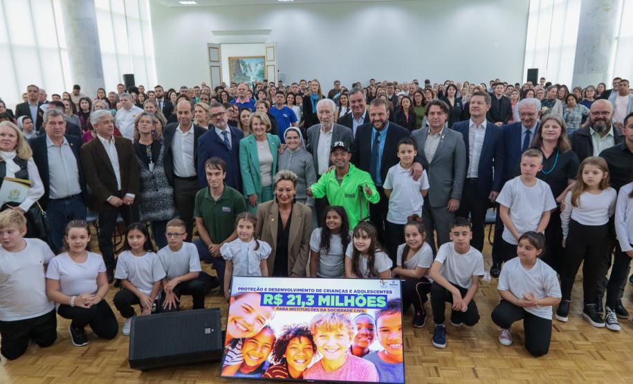 O governador em exercício Darci Piana assina nesta terca-feira (14), repasse de R$ 20.588.583,90 do Fundo Estadual para Infância e Adolescência - FIA/PR para 259 Organizações da Sociedade Civil.