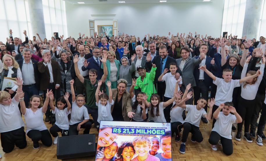 O governador em exercício Darci Piana assina nesta terca-feira (14), repasse de R$ 20.588.583,90 do Fundo Estadual para Infância e Adolescência - FIA/PR para 259 Organizações da Sociedade Civil.