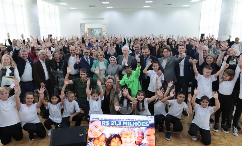 O governador em exercício Darci Piana assina nesta terca-feira (14), repasse de R$ 20.588.583,90 do Fundo Estadual para Infância e Adolescência - FIA/PR para 259 Organizações da Sociedade Civil.