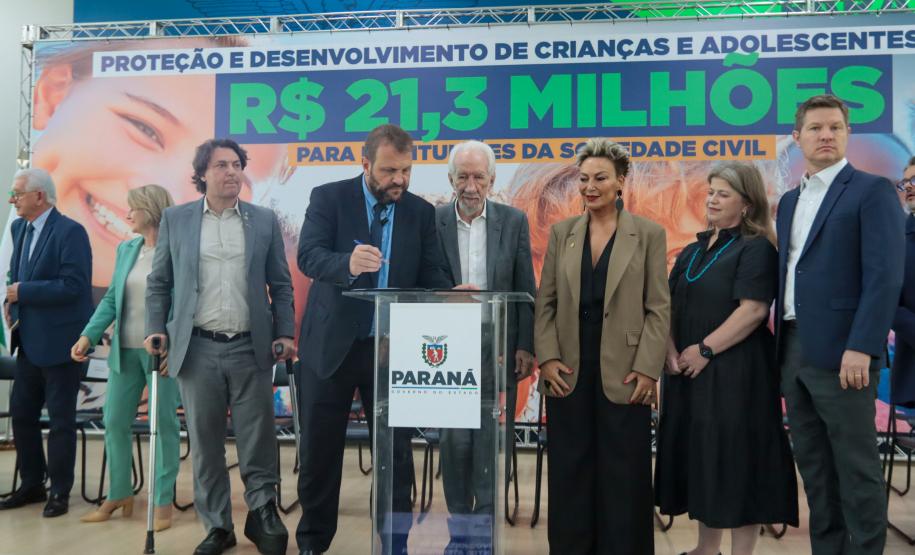 O governador em exercício Darci Piana assina nesta terca-feira (14), repasse de R$ 20.588.583,90 do Fundo Estadual para Infância e Adolescência - FIA/PR para 259 Organizações da Sociedade Civil.