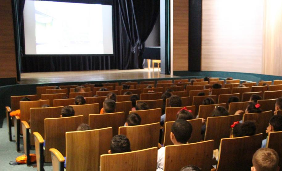 Centro Cultural Teatro Guaíra - Teatro José Maria Santos - "Rotação" – Inspirados em questões poéticas e contemporâneas acerca de conceitos como profundidade, altura, linha, ângulo, distância, tridimensionalidade, convergências e divergências, o ator Giovanni Venturini e a dançarina Lívea Castro estreiam em Curitiba acompanhados de dezenas de escadas