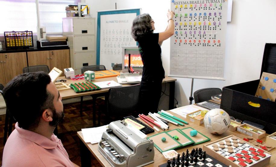 Centro Cultural Teatro Guaíra - Teatro José Maria Santos - "Rotação" – Inspirados em questões poéticas e contemporâneas acerca de conceitos como profundidade, altura, linha, ângulo, distância, tridimensionalidade, convergências e divergências, o ator Giovanni Venturini e a dançarina Lívea Castro estreiam em Curitiba acompanhados de dezenas de escadas
