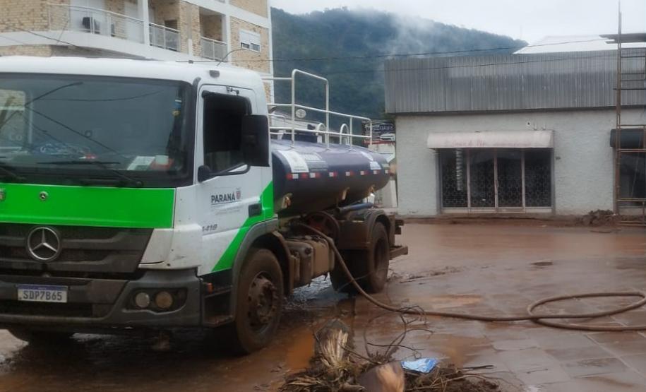 Mais 30 caminhões-pipa do IAT vão se juntar ao comboio de apoio às vítimas das chuvas no RS