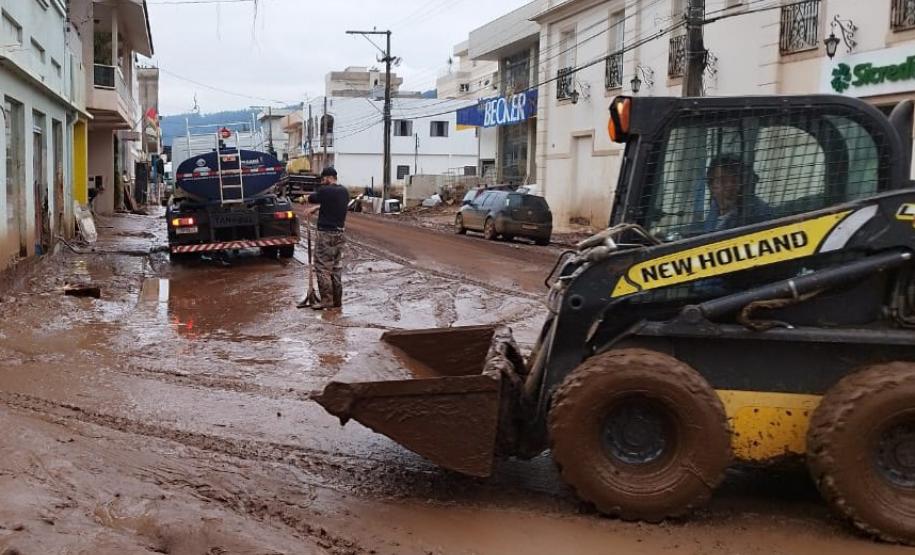 Mais 30 caminhões-pipa do IAT vão se juntar ao comboio de apoio às vítimas das chuvas no RS