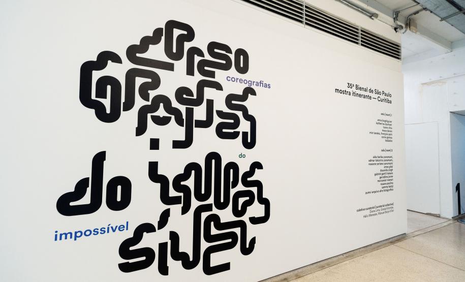 Centro Cultural Teatro Guaíra - Teatro José Maria Santos - "Rotação" – Inspirados em questões poéticas e contemporâneas acerca de conceitos como profundidade, altura, linha, ângulo, distância, tridimensionalidade, convergências e divergências, o ator Giovanni Venturini e a dançarina Lívea Castro estreiam em Curitiba acompanhados de dezenas de escadas