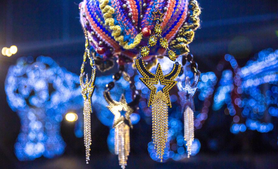 Centro Cultural Teatro Guaíra - Teatro José Maria Santos - "Rotação" – Inspirados em questões poéticas e contemporâneas acerca de conceitos como profundidade, altura, linha, ângulo, distância, tridimensionalidade, convergências e divergências, o ator Giovanni Venturini e a dançarina Lívea Castro estreiam em Curitiba acompanhados de dezenas de escadas