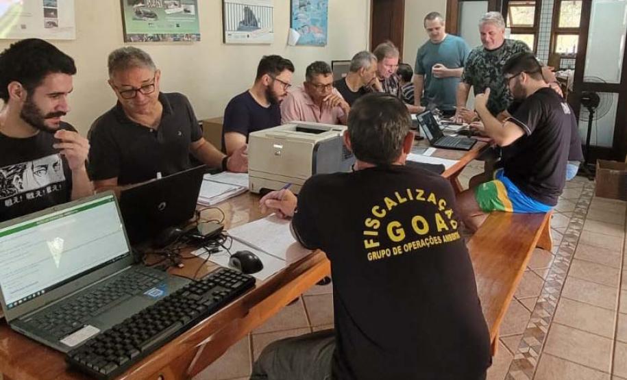 Operação de fiscalização remota aplicou R$ 5,9 milhões em multas por desmatamento ilegal no Paraná.